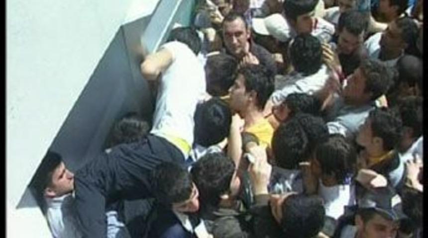 Derbi biletleri izdihama neden oldu