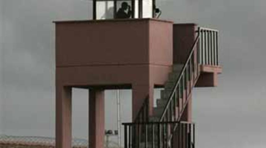 Cezaevi m&uuml;d&uuml;r&uuml;ne telekız...