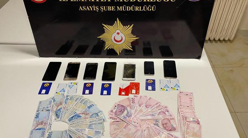 Sivas'ta "ter&ouml;r" bahanesiyle bir kadının 500 bin lirasını dolandıran 2 zanlı tutuklandı