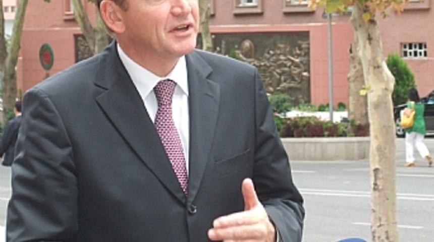 Başbakan Erdoğan'a 'bayrak&ccedil;ı' Rum vekil s&uuml;rprizi