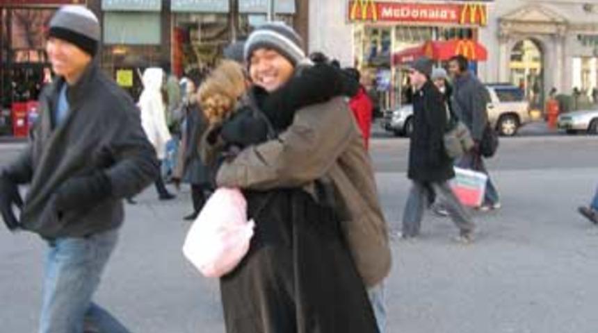 New York'ta bedava kucak &ccedil;ılgınlığı