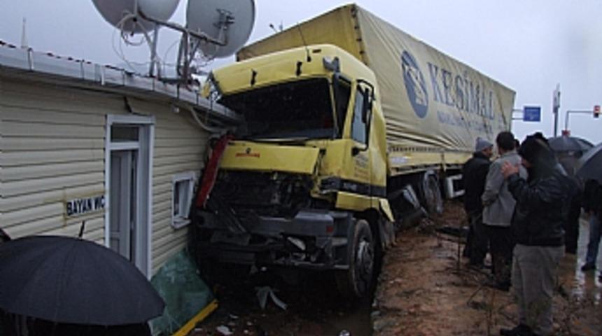Yoldan &ccedil;ıkan TIR terminal tuvaletine girdi