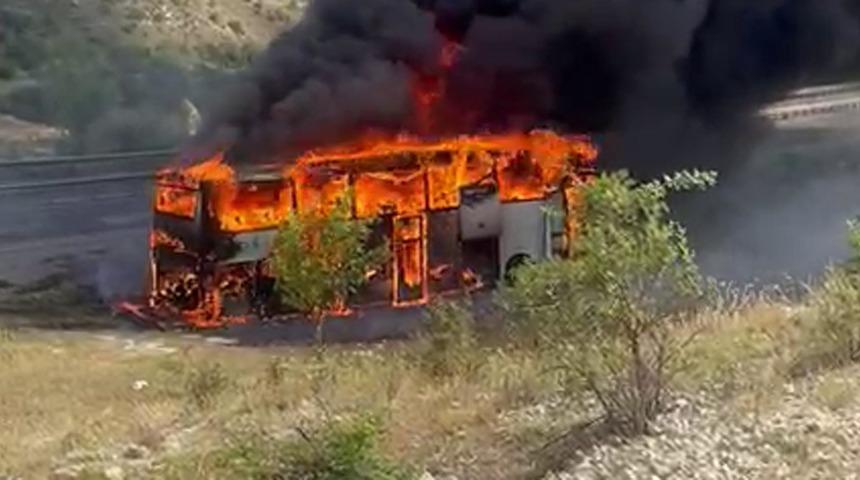 Yolcu otobüsü alev topuna döndü! Yolcular son anda tahliye edildi