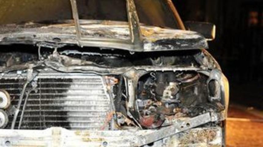 Gece boyunca 15 ara&ccedil; kundaklandı