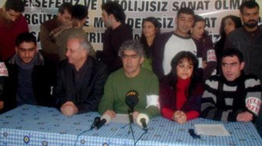 K&uuml;rt sanat&ccedil;ılardan a&ccedil;lık grevi