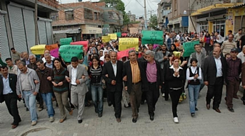 DTP'lilere destek y&uuml;r&uuml;y&uuml;ş&uuml; PKK mitingine d&ouml;n&uuml;şt&uuml;