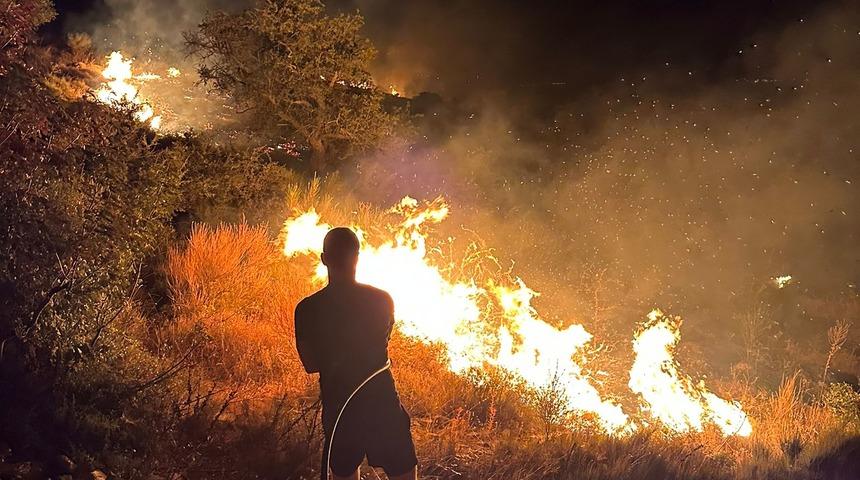 Marmara Adası'nda makilik alanda çıkan yangın kontrol altında