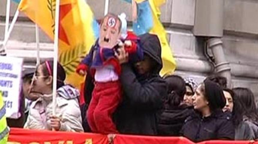 Londra'da B&uuml;y&uuml;kanıt'a &ccedil;irkin protesto