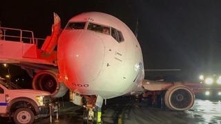 ABD'de fırtına nedeniyle yolcu uçağı büyük tehlike atlattı! Yolcular tahliye edildi