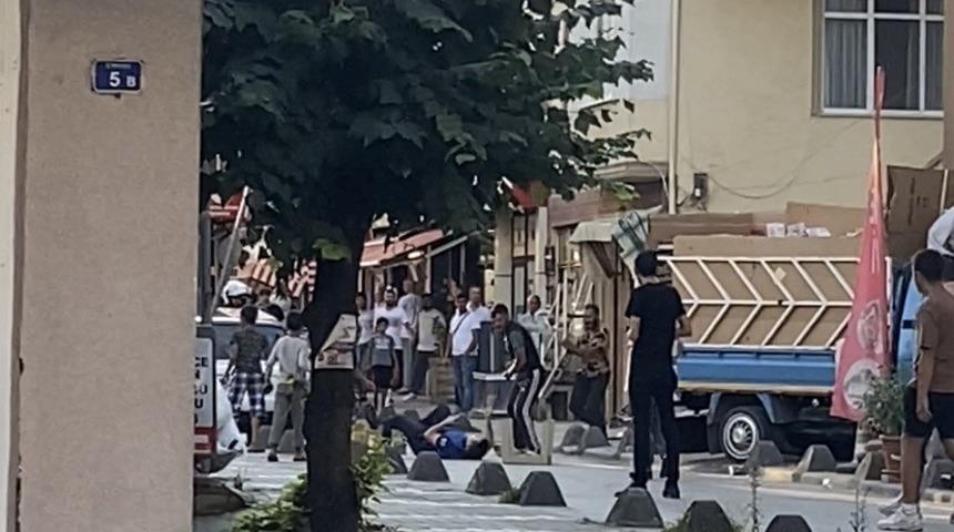 Zabıta ile karton toplayıcıları arasında tekmeli, yumruklu, tabureli kavga kamerada