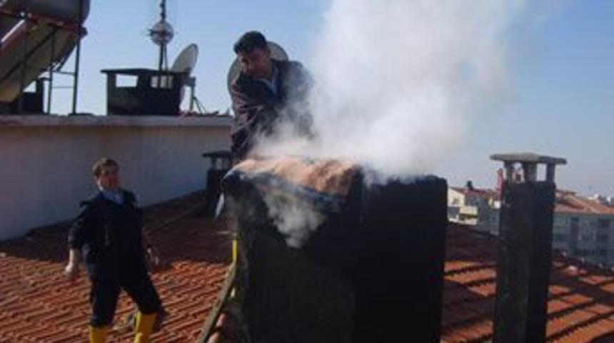 Bacayı mazot d&ouml;kerek temizlerken binayı yakıyordu