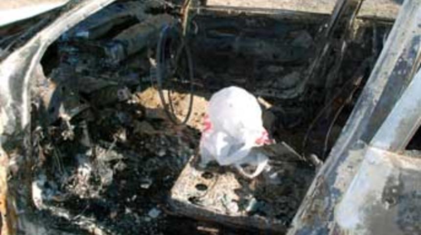 Başı taşla ezildi ve yakıldı