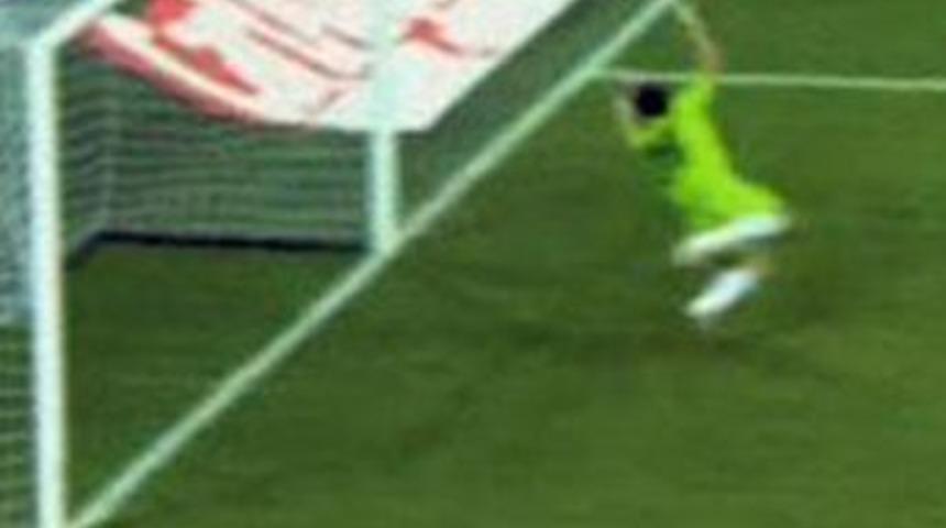 Kaleci topu g&ouml;remedi!