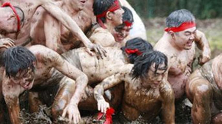 Bu adamlar ne yapıyor?