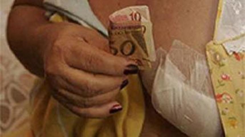 Sutyendeki para hayat kurtardı!