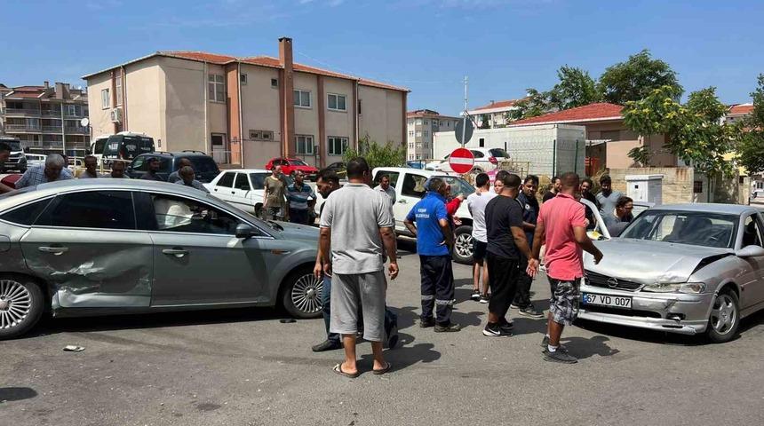 Keşan’da otomobiller çarpıştı: 2 yaralı