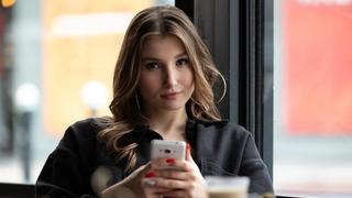 İlayda Akdoğan'ın cesur sahneleri olay oldu! Yatağa uzanıp müstehcen poz verdi! Yorum yağdı