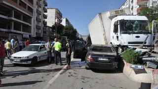 Yozgat'ta freni patlayan kamyon 8 araca çarptı, 3 kişi yaralandı