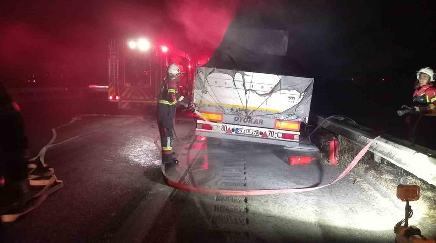 Seyir halindeyken yanan tır dorsesi k&uuml;le d&ouml;nd&uuml;