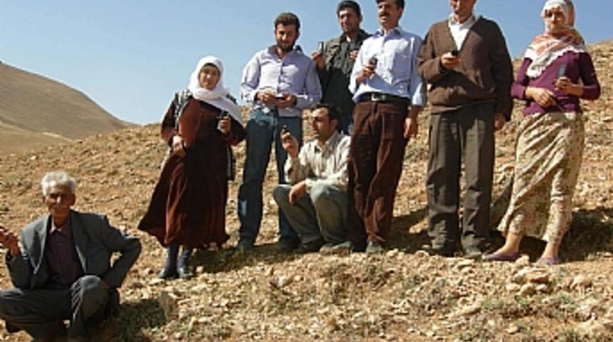 Telefonla g&ouml;r&uuml;şmek i&ccedil;in dağa &ccedil;ıkıyorlar