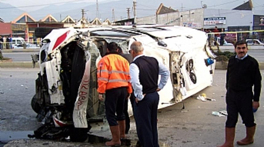 Ambulans ile otomobil &ccedil;arpıştı: 9 yaralı