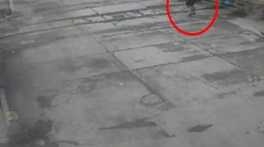 Trenin TIR'a &ccedil;arpma anı kameraya yansıdı
