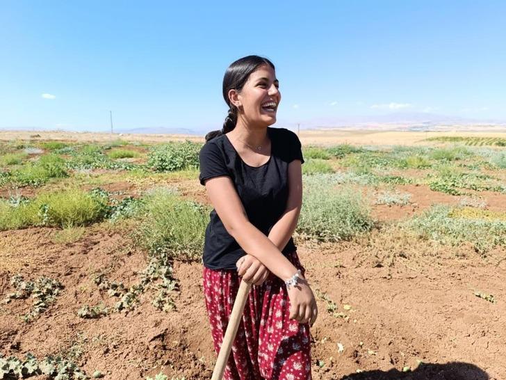 Köyün 'hanımağası' Helin Ekici tıp öğrencisi oldu! Tarlada erkeklere taş çıkartıyor G4