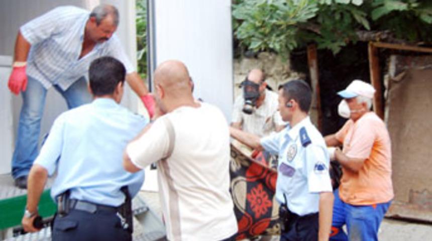Kokmuş ceset g&uuml;&ccedil;l&uuml;kle &ccedil;ıkarıldı