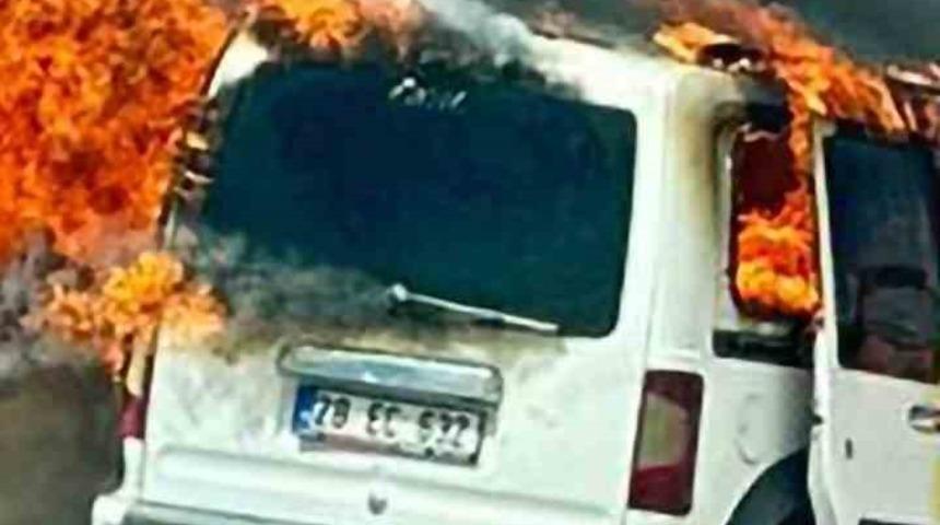 Alev alan hafif ticari araç kullanılamaz hale geldi