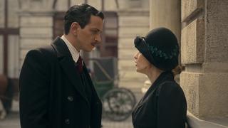 Ömer'in yıldızı Selahattin Paşalı'nın eşi Lara ve kızı Pera'yla set pozu olay oldu! Paşalı ailesine yorum yağdı