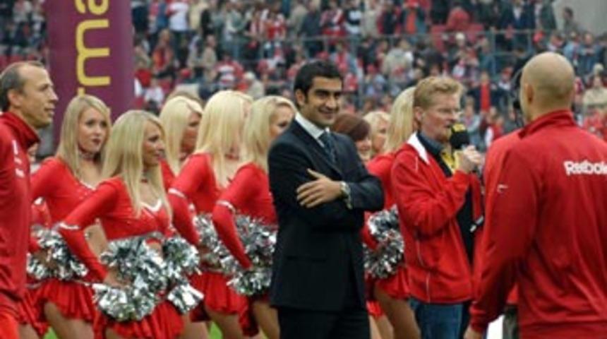 &Uuml;mit ayakta alkışlandı