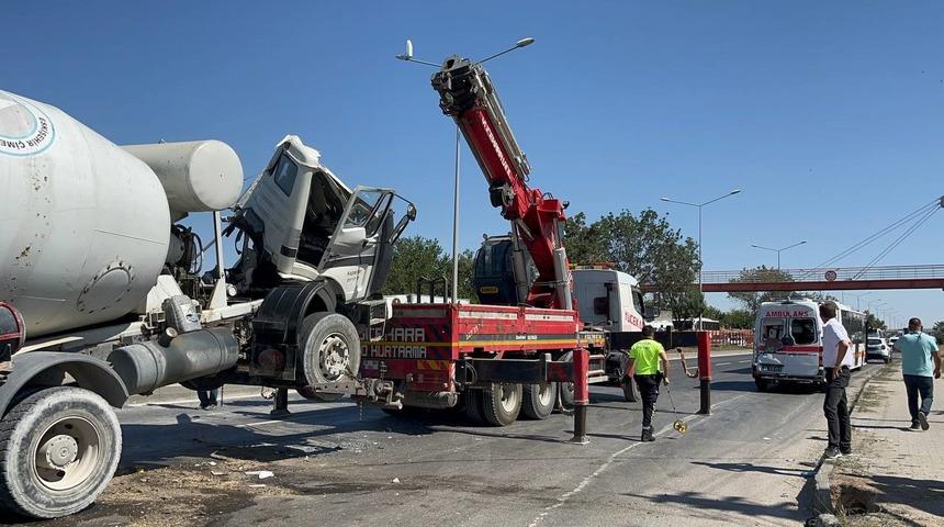 Beton mikseri ortalığı savaş alanına çevirdi! Önce yolcu otobüsüne, sonra ambulansa çarptı: 14 yaralı