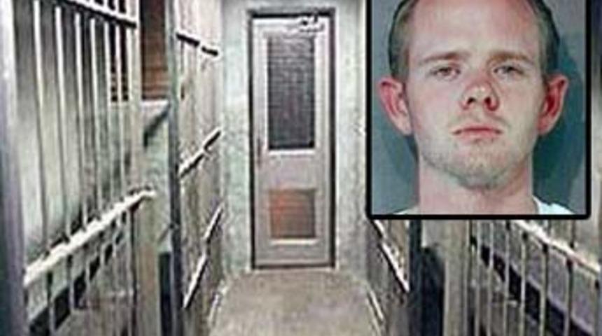 Zayıfladı, hapishaneden firar etti