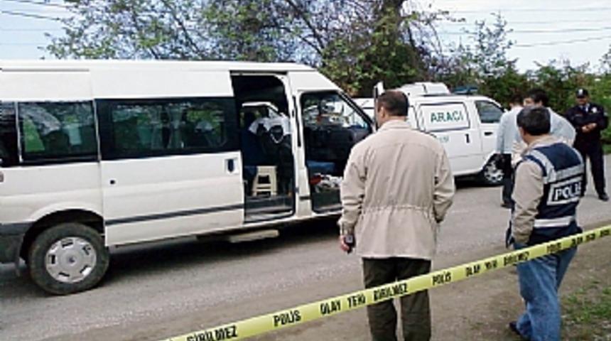 Servis şof&ouml;r&uuml;ne aracının i&ccedil;inde infaz