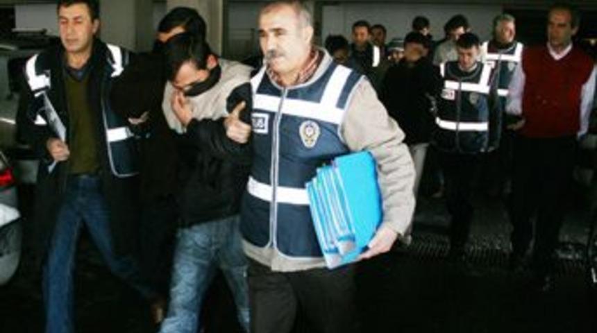 Valiyim dedi, işadamlarını soydu