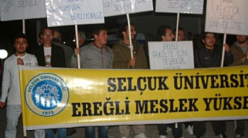 Rekt&ouml;r Okudan davul zurna ile 