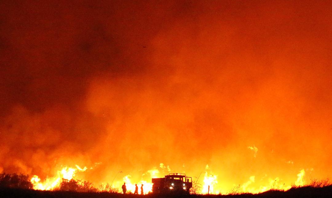 Son dakika | &Ccedil;anakkale b&uuml;y&uuml;k orman yangını! Alevler hızla yayıldı, k&ouml;yler ve &uuml;niversite kamp&uuml;s&uuml; tahliye edildi