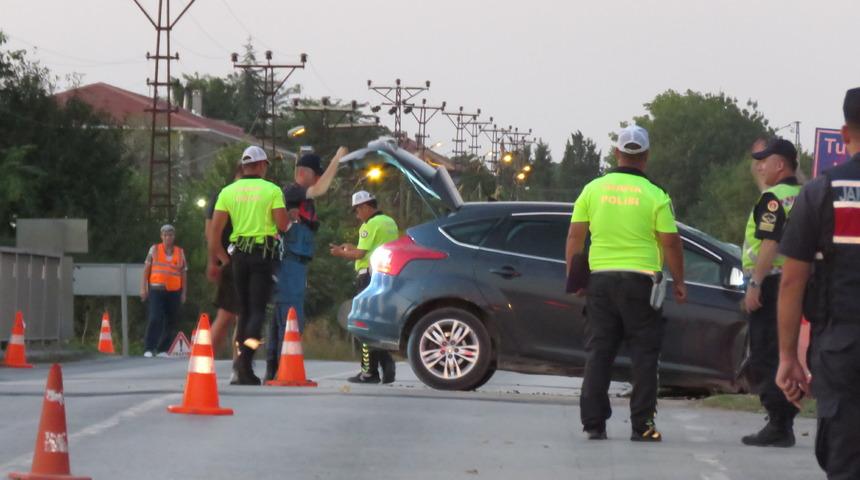 Kırklareli'nde k&ouml;pr&uuml; korkuluğuna &ccedil;arpan otomobildeki &ccedil;ocuk yaşamını yitirdi