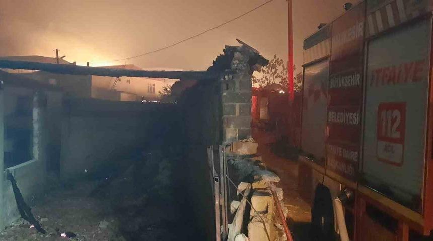 Orman yangını, Ulupınar Köyü’nde evlere sıçradı