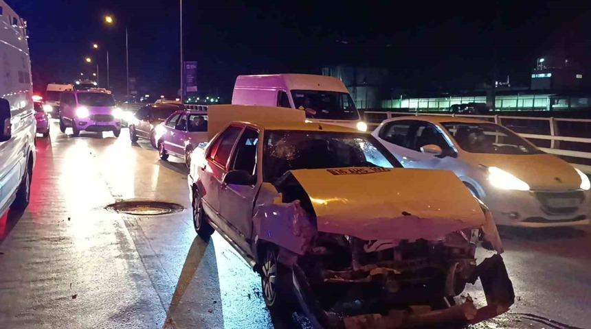 Kocaeli&rsquo;de otomobil, kırmızı ışıkta duran araca &ccedil;arptı: 1 yaralı