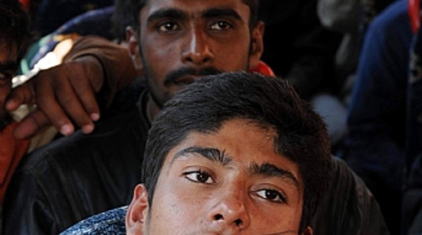 2 kamyonda 107 m&uuml;lteci yakalandı