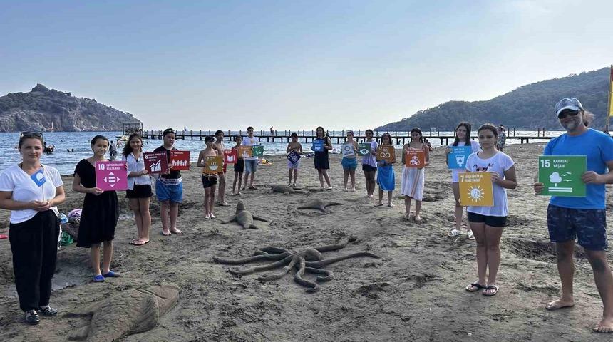 Marmarisli öğrenciler Sarıgerme’de kumdan heykeller yaptılar