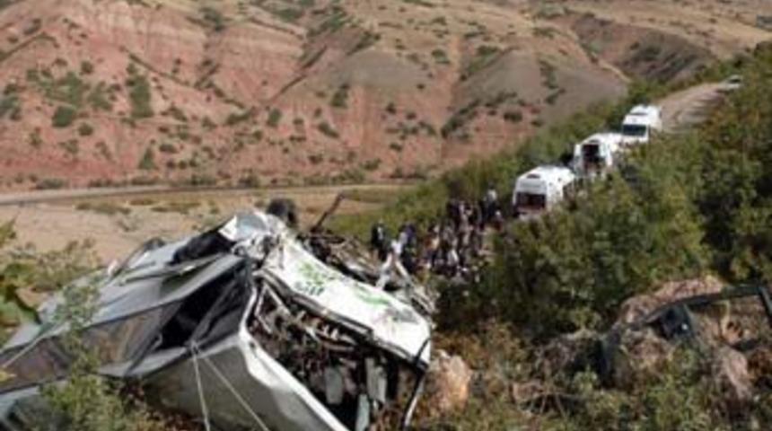 &Ouml;SS'ye katılacak &ouml;ğrencilerin minib&uuml;s&uuml; kaza yaptı: 3 &ouml;l&uuml;