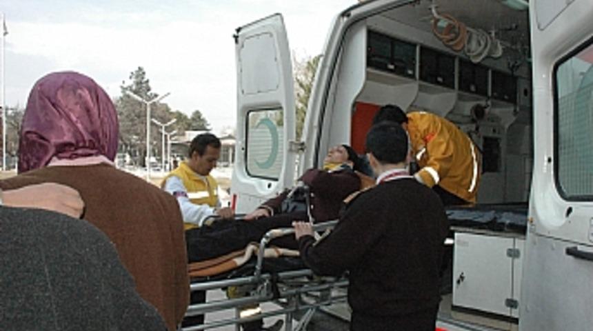 MHP aracı otomobille &ccedil;arpıştı: 7 yaralı