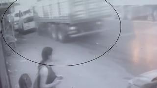 Korkunç anlar! Tıra çarpıp, park halindeki araçları biçti