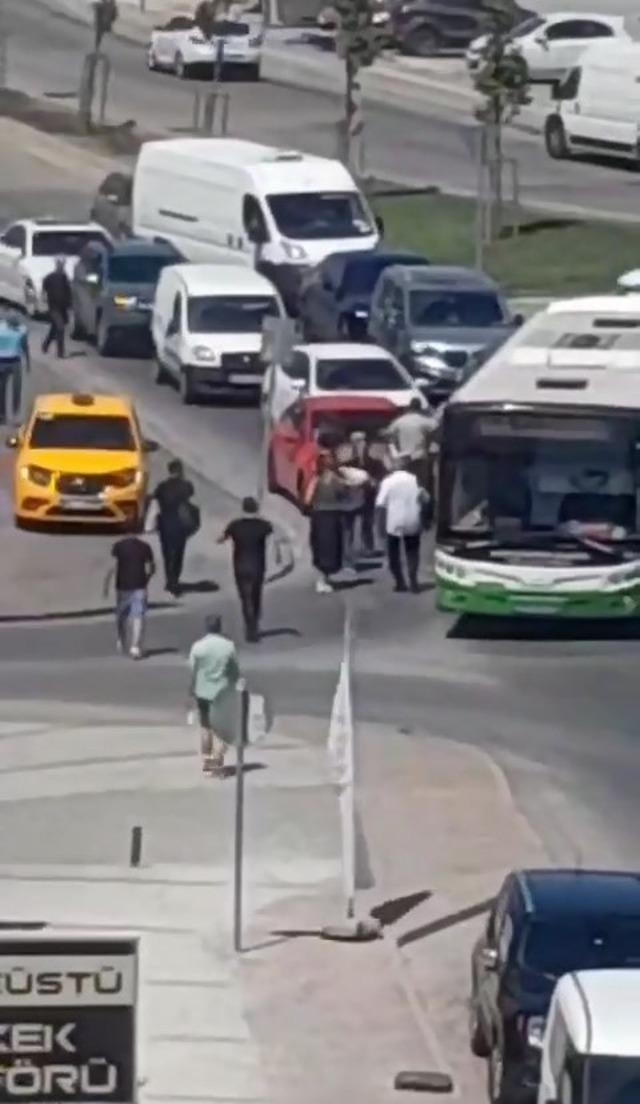 Otobüs ile otomobil şoförü yolu paylaşamadı