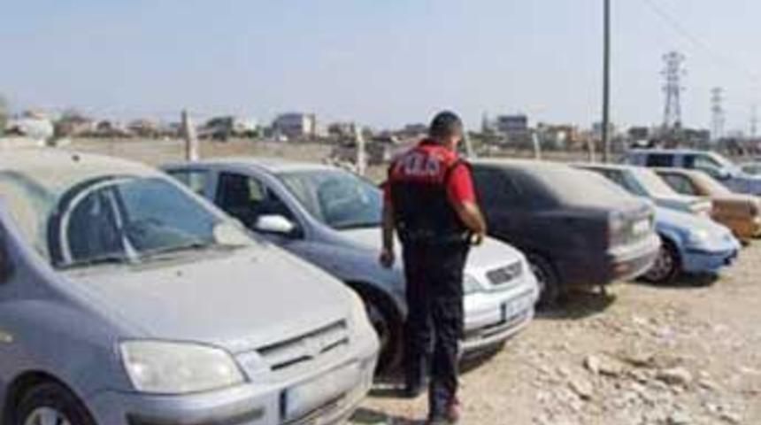 Banka otoparkları hacizli ara&ccedil;larla doldu