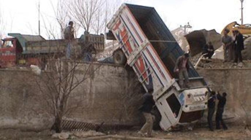 Kamyonet duvarda asılı kaldı