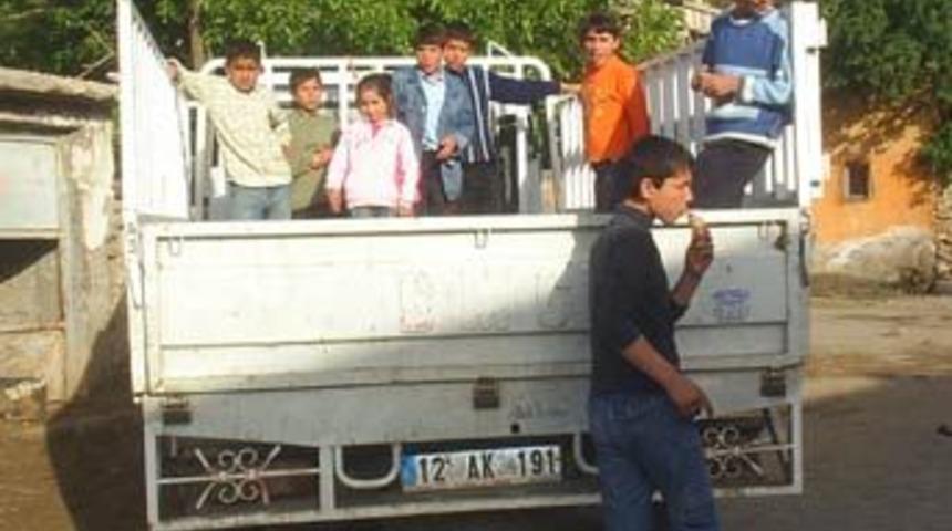 Öğrencilerin kamyon kasasıyla tehlikeli yolculuğu