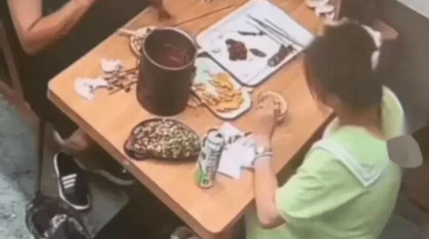 Yedi içti! İşler hesabı ödemeye gelince öyle bir şey yaptı ki... Saçını kopartıp yemeğin içine attı